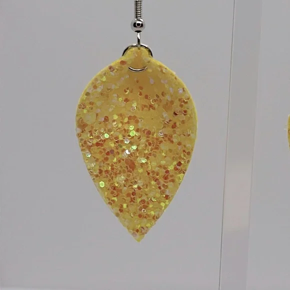 Mini Faux Pinch Petal Earrings - Picture 4 of 7